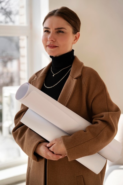 Mujer de tiro medio que trabaja en un proyecto de diseño de interiores.