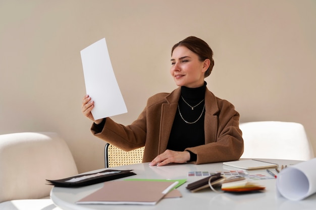 Mujer de tiro medio que trabaja en un proyecto de diseño de interiores.