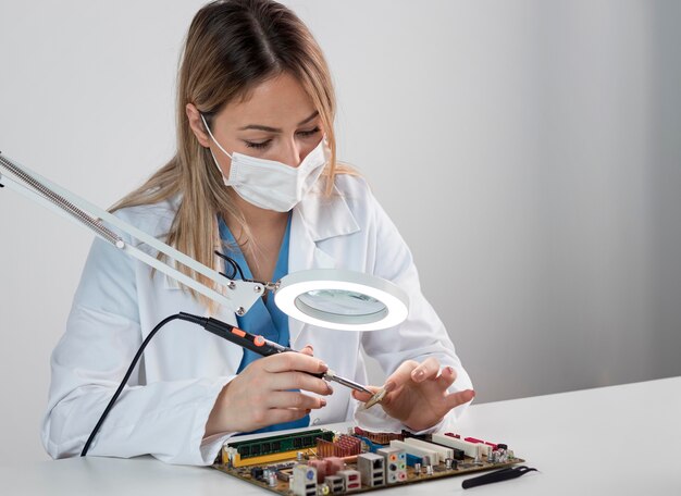 Mujer de tiro medio que trabaja en tecnología