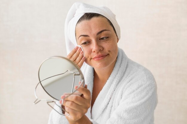 Mujer de tiro medio quitando el maquillaje