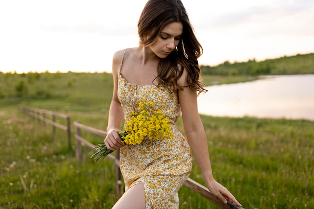 Mujer de tiro medio con ramo de flores