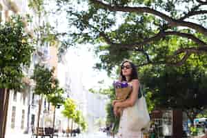Foto gratuita mujer de tiro medio con ramo de flores