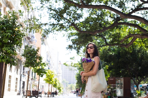 Mujer de tiro medio con ramo de flores