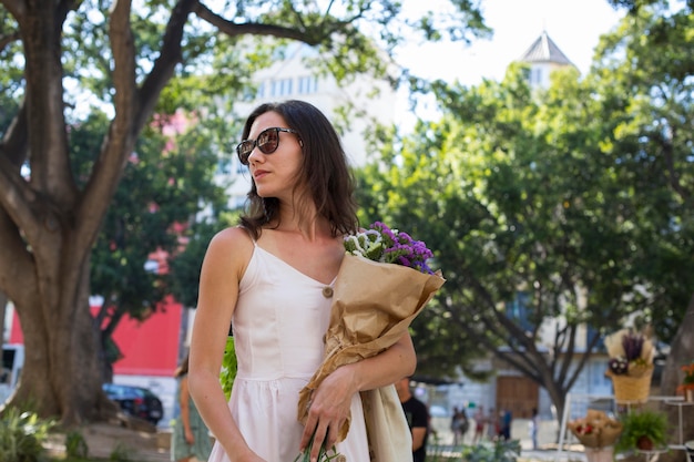 Mujer de tiro medio con ramo