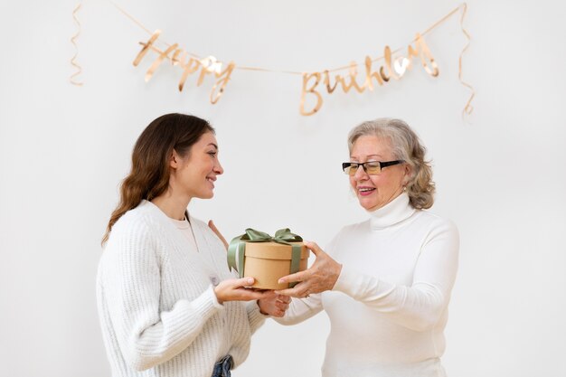 Mujer de tiro medio recibiendo regalo