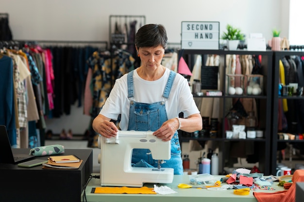 Mujer de tiro medio reparando artículos de moda.