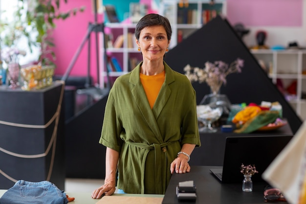 Mujer de tiro medio reparando artículos de moda.