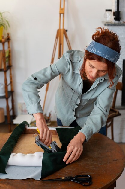 Mujer de tiro medio restaurando muebles.