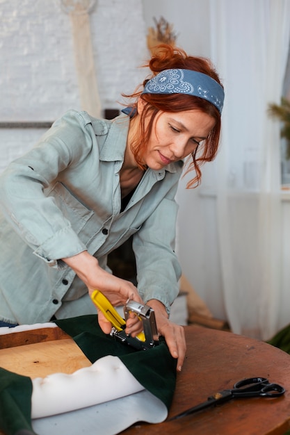 Mujer de tiro medio restaurando muebles.