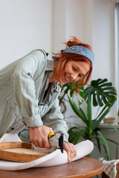 Mujer de tiro medio restaurando muebles.