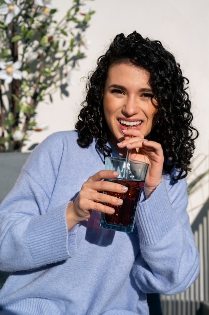 Mujer de tiro medio con sabrosa kombucha