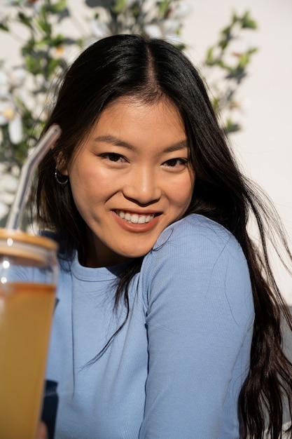 Foto gratuita mujer de tiro medio con sabrosa kombucha