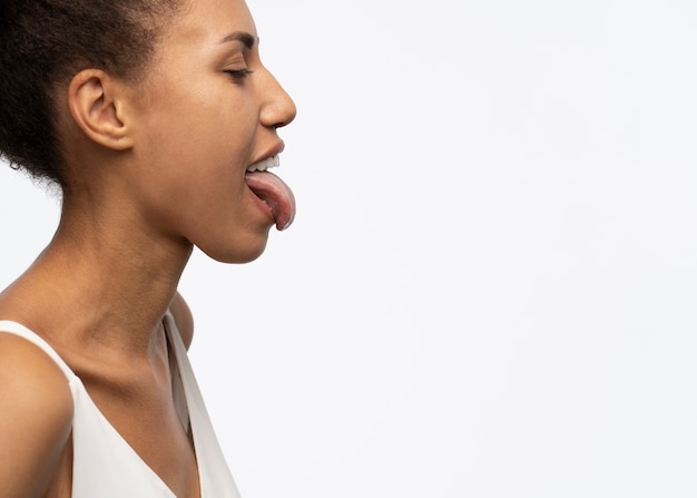 Foto gratuita mujer de tiro medio sacando la lengua