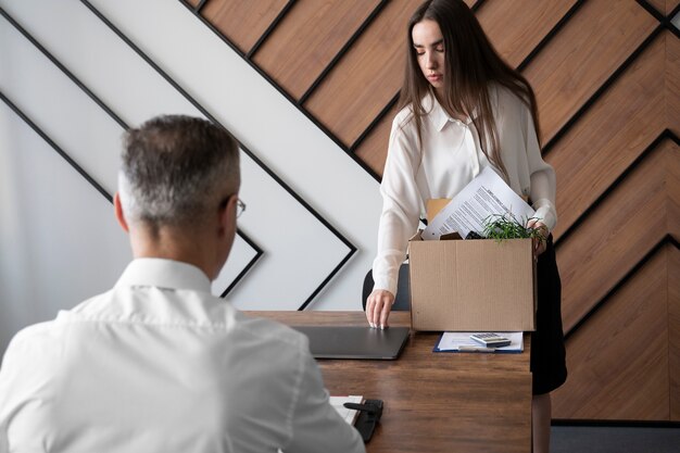 Mujer de tiro medio saliendo del trabajo