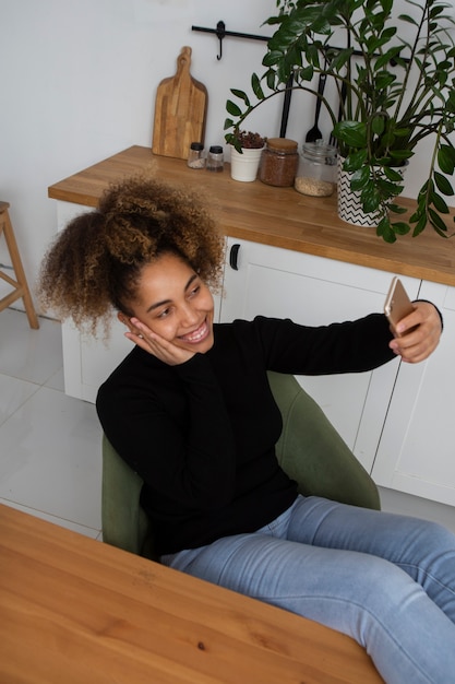 Foto gratuita mujer de tiro medio sentada en una silla