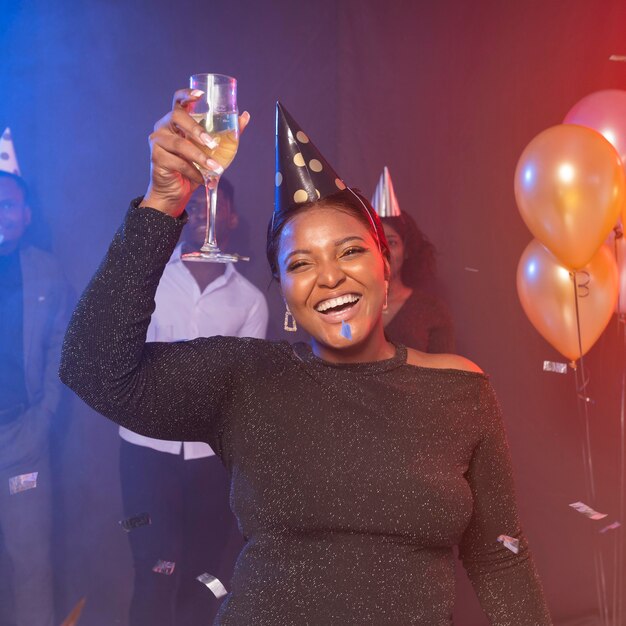 Mujer de tiro medio siendo feliz en la fiesta