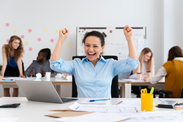 Foto gratuita mujer de tiro medio siendo feliz