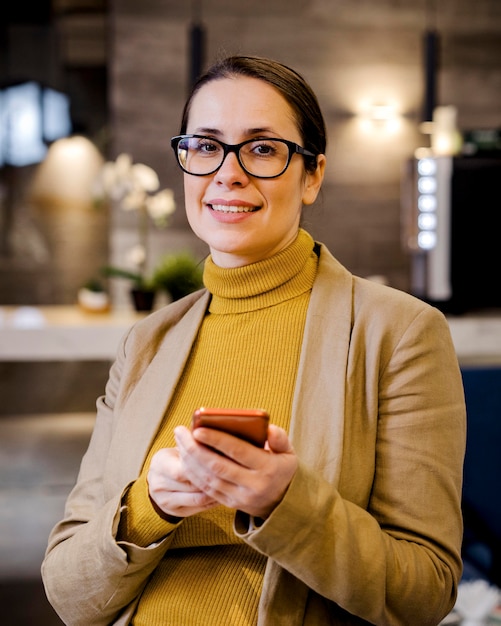 Mujer de tiro medio con smartphone