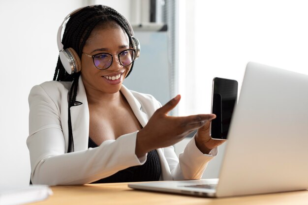 Mujer de tiro medio con smartphone