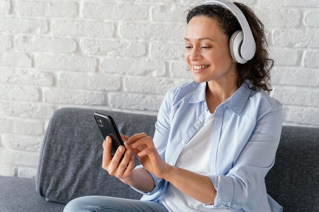 Mujer de tiro medio con smartphone