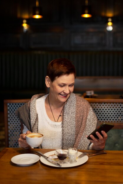 Mujer de tiro medio con smartphone