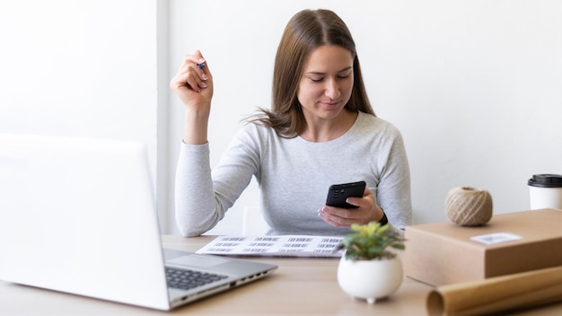 Foto gratuita mujer de tiro medio con smartphone