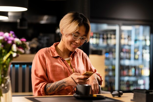 Mujer de tiro medio con smartphone