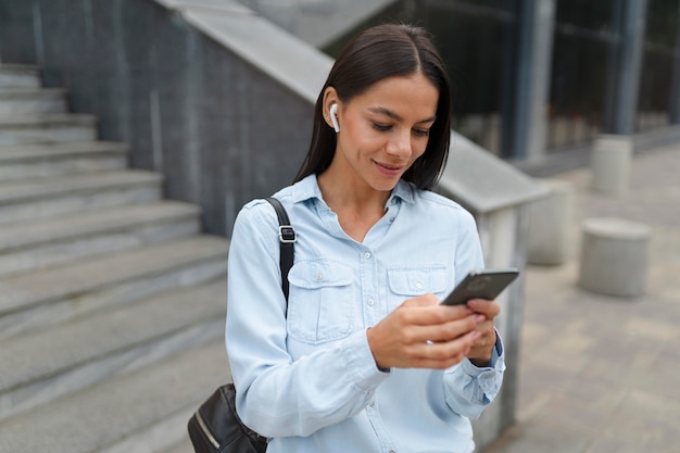 Foto gratuita mujer de tiro medio con smartphone