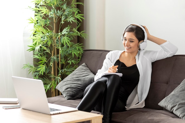 Foto gratuita mujer de tiro medio en el sofá trabajando