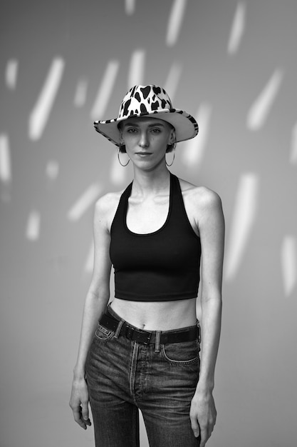 Foto gratuita mujer de tiro medio con sombrero de vaquero en blanco y negro.