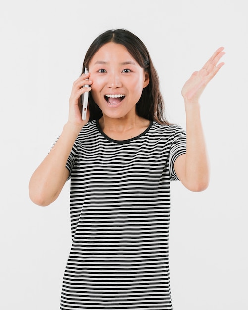 Mujer de tiro medio, sonriente, sorprendida.