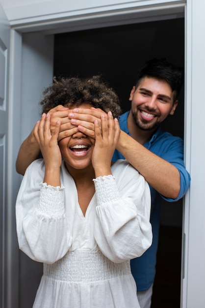 Foto gratuita mujer de tiro medio sorprendida