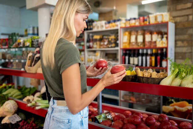 Mujer de tiro medio sosteniendo frutas