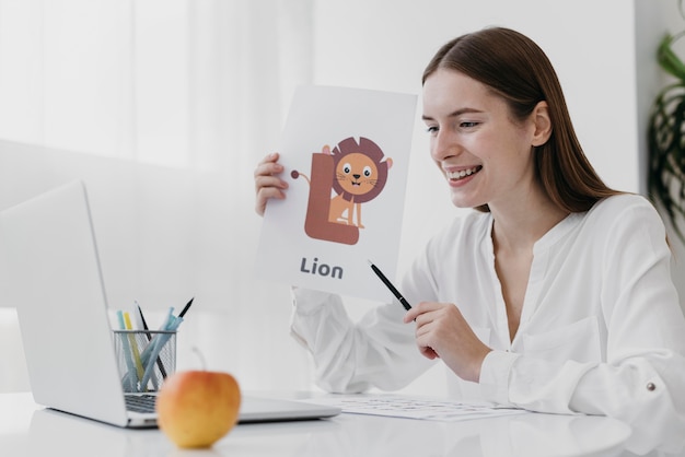 Mujer de tiro medio sosteniendo una ilustración de león