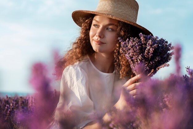 Mujer de tiro medio sosteniendo lavanda