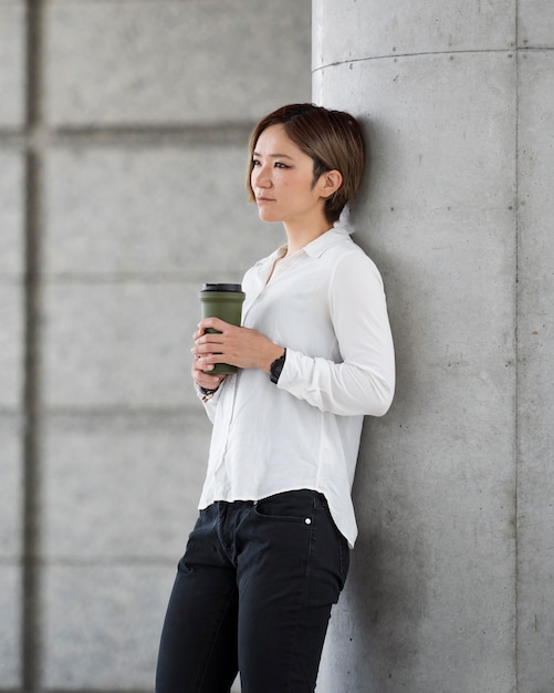 Foto gratuita mujer de tiro medio sosteniendo matraz de café