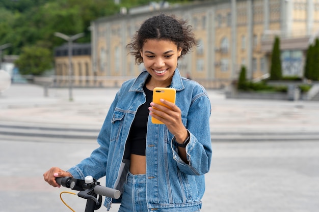 Mujer de tiro medio sosteniendo smartphone