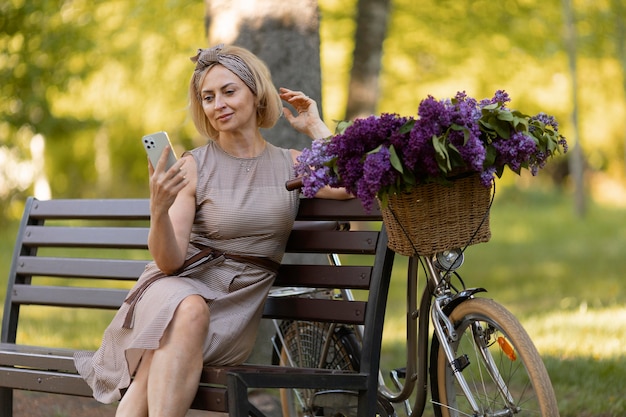 Mujer de tiro medio sosteniendo smartphone