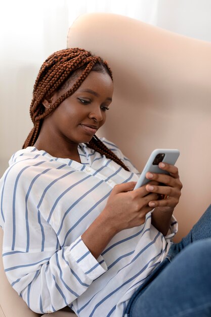 Mujer de tiro medio sosteniendo smartphone