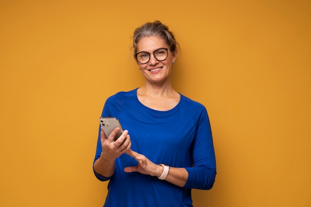 Mujer de tiro medio sosteniendo smartphone