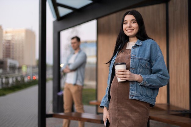 Mujer de tiro medio sosteniendo la taza de café