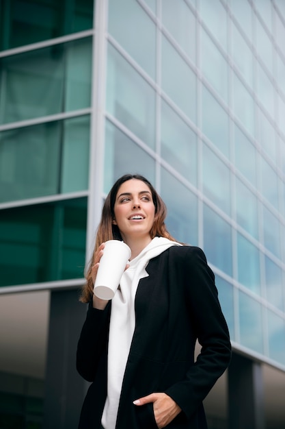 Mujer de tiro medio sosteniendo la taza de café