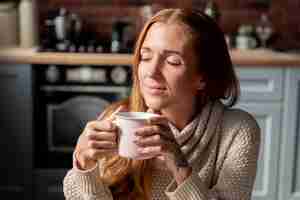 Foto gratuita mujer de tiro medio sosteniendo la taza de café