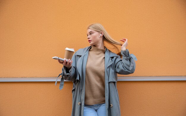 Mujer de tiro medio sosteniendo la taza de café