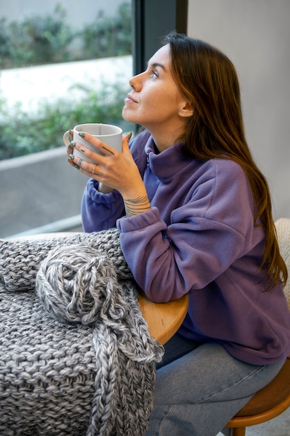 Foto gratuita mujer de tiro medio sosteniendo taza