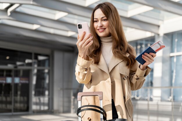 Mujer de tiro medio sosteniendo teléfono