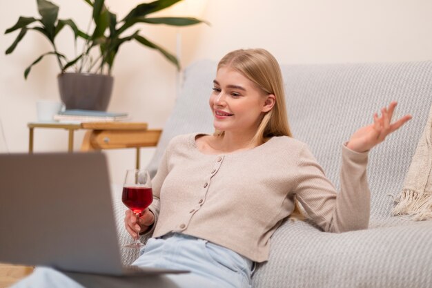 Mujer de tiro medio sosteniendo vino