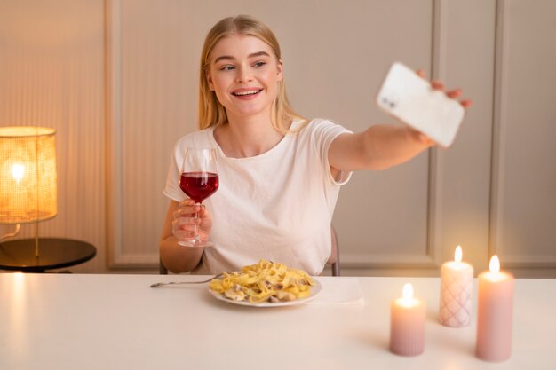 Mujer de tiro medio sosteniendo vino