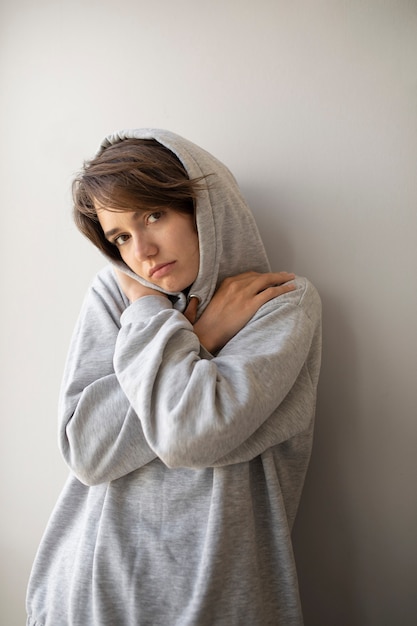 Foto gratuita mujer de tiro medio con sudaderas con capucha