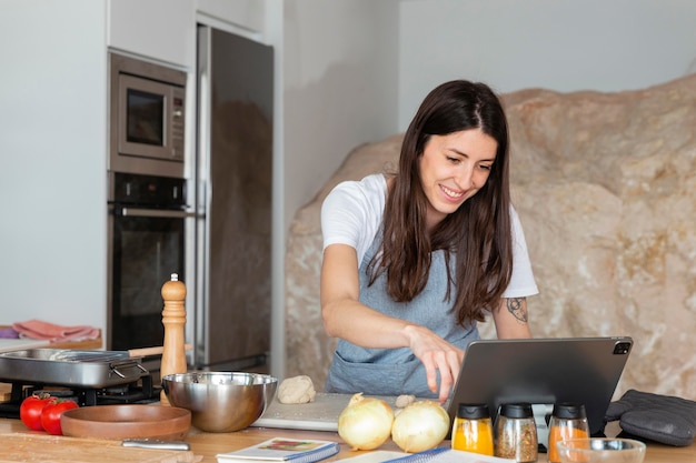 Mujer de tiro medio con tableta